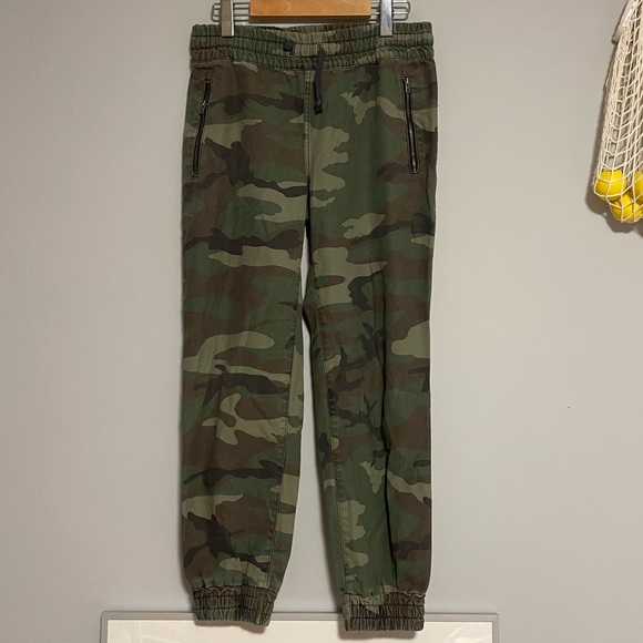 Aritzia TNA Alix pants in camoflage - Picture 2 of 3